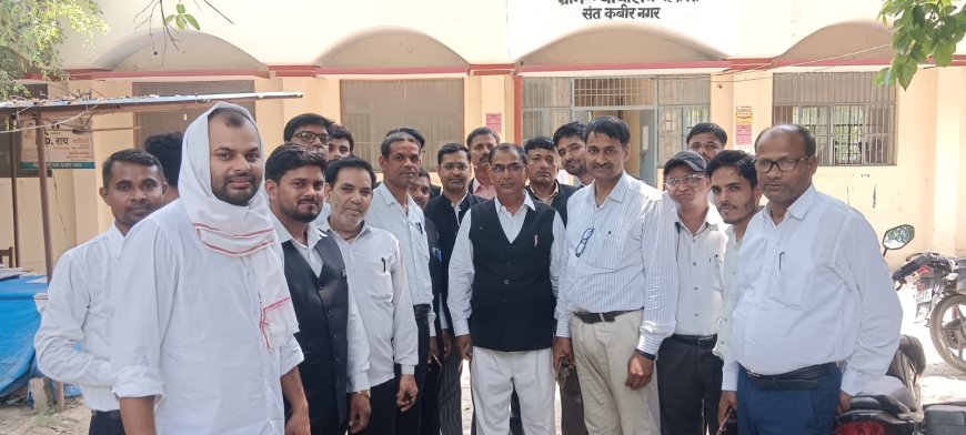 लखनऊ की घटना को लेकर संतकबीरनगर अधिवक्ता हुए लामबंद किये जोरदार धरना प्रदर्शन 
