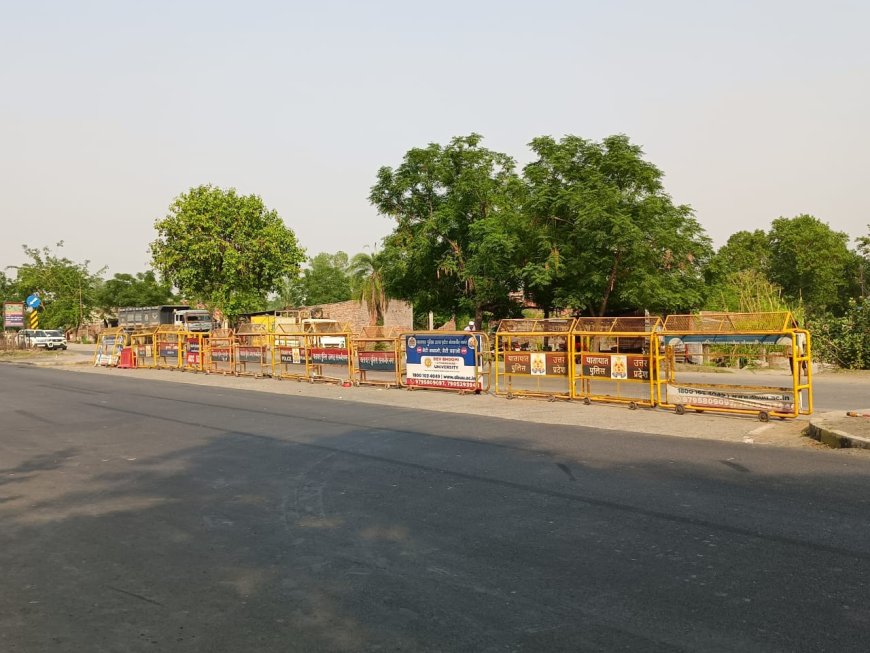 मगहर में सुरक्षा के नाम पर सजा,  दुर्गा मंदिर चौराहे पर लोहे की दीवार से हजारों की राह हुई बन्द
