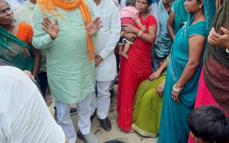भाजपा नेता ने कोलकी चमरसन पहुंच कर हत्याकांड के पीड़ित परिवार को पचास हजार का दिया आर्थिक सहायता