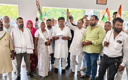 राम मंदिर चढ़ावा घोटाले की जांच की मांग को लेकर कांग्रेसियों का प्रदर्शन