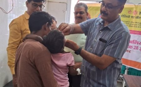संतकबीरनगर डीएम नें बच्चों को पल्स पोलियो ड्रॉप पिलाकर पल्स पोलियो अभियान का किया शुभारंभ