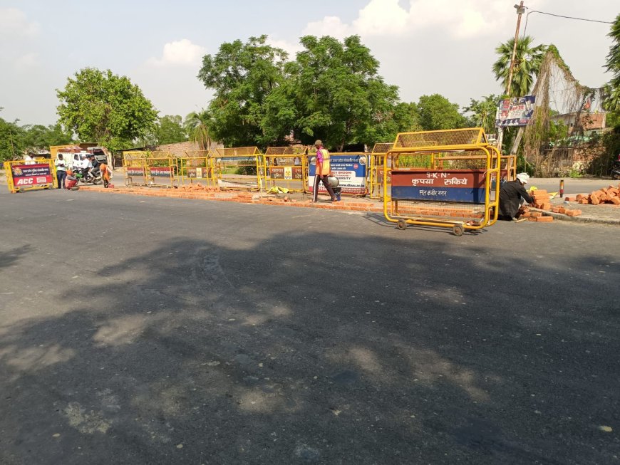 दुर्गा मंदिर चौराहे का गला घोंटा एनएचएआई ने नियम ताक पर रख चुनवा दी अवैध दीवार
