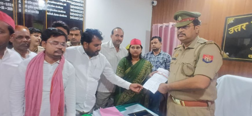 अखिलेश यादव की पुत्री पर अभद्र टिप्पणी के विरोध में संतकबीरनगर सपा कार्यकर्ताओं ने सौंपा ज्ञापन