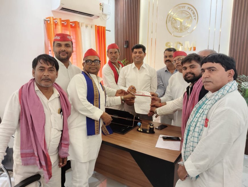 मांगों को लेकर सपा कार्यकर्ताओं ने एसडीएम धनघटा को सौंपा ज्ञापन
