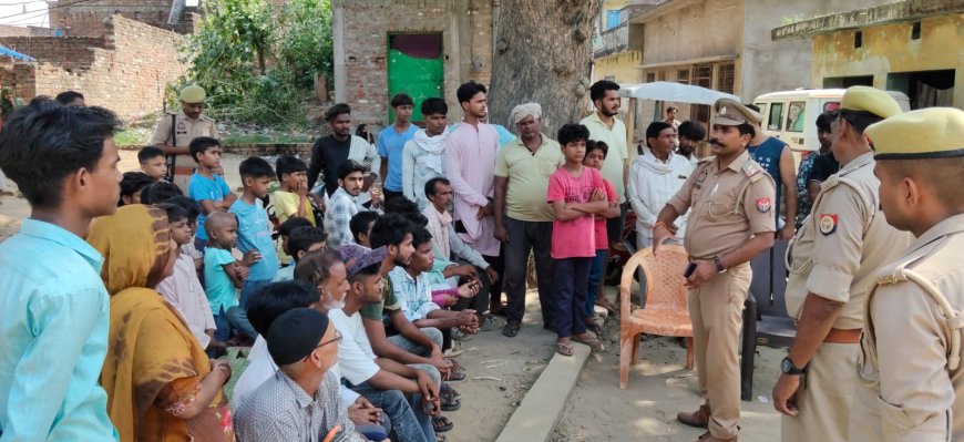 मोहर्रम की तैयारियों को लेकर गांव-गांव पहुंच रही महुली पुलिस