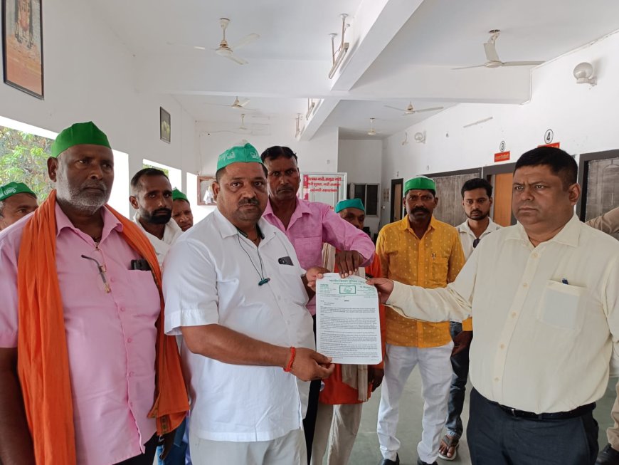दुर्गा मन्दिर मगहर से अवैध दीवार हटाने की मांग भाकियू ने डीएम को सौंपा ज्ञापन