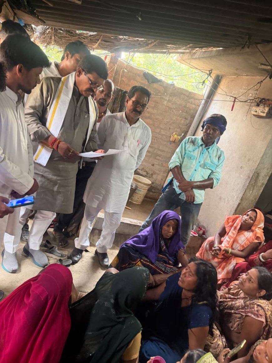 मृतक के घर पहुंचे विधायक मेंहदावल अनिल त्रिपाठी बढ़ाया ढाढस दिया आर्थिक सहयोग, दोषियों को किसी भी कीमत पर बख्शा नही जायेगा अनिल त्रिपाठी