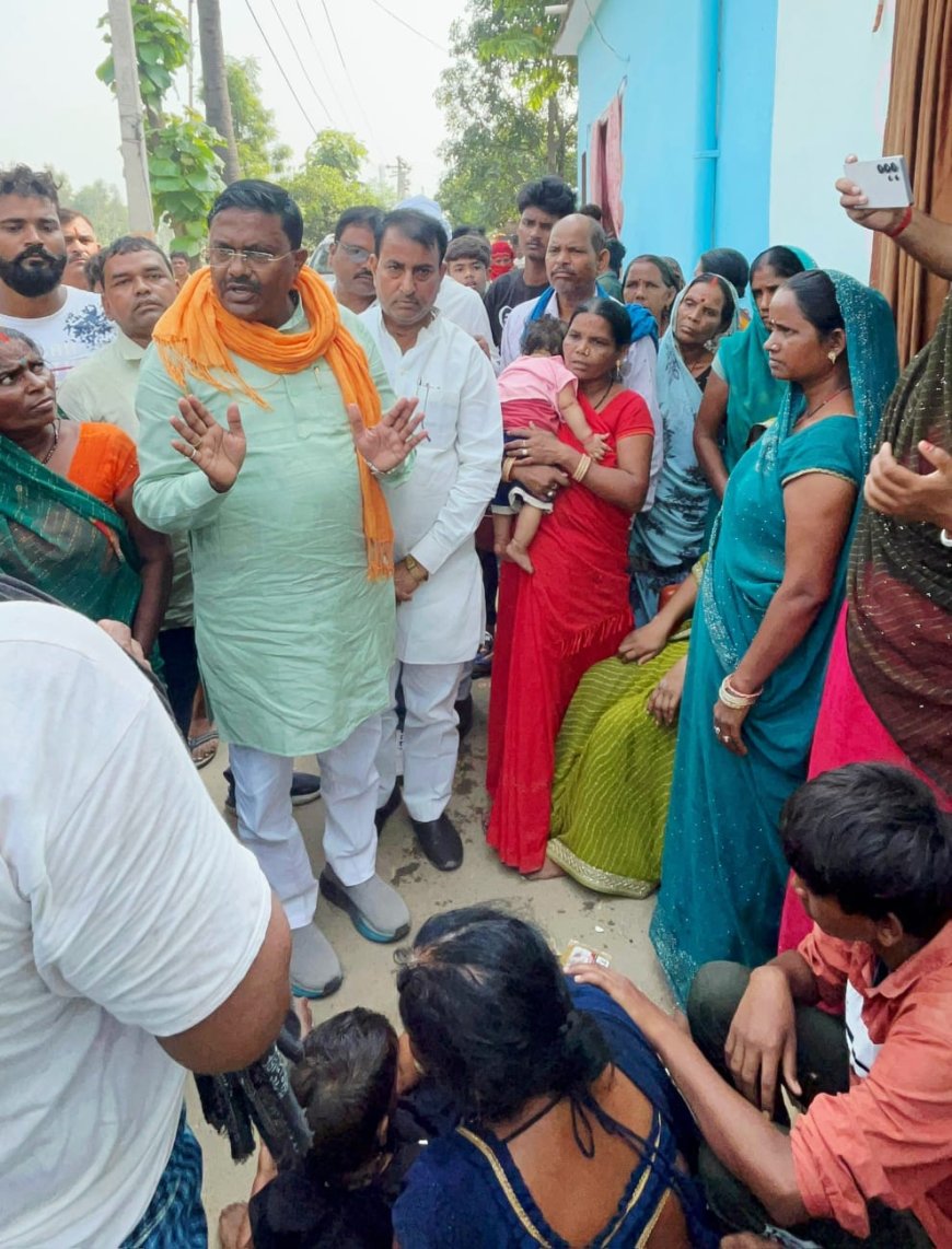 भाजपा नेता ने कोलकी चमरसन पहुंच कर हत्याकांड के पीड़ित परिवार को पचास हजार का दिया आर्थिक सहायता
