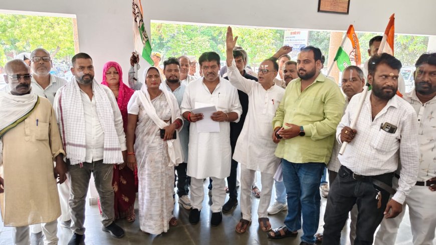 राम मंदिर चढ़ावा घोटाले की जांच की मांग को लेकर कांग्रेसियों का प्रदर्शन