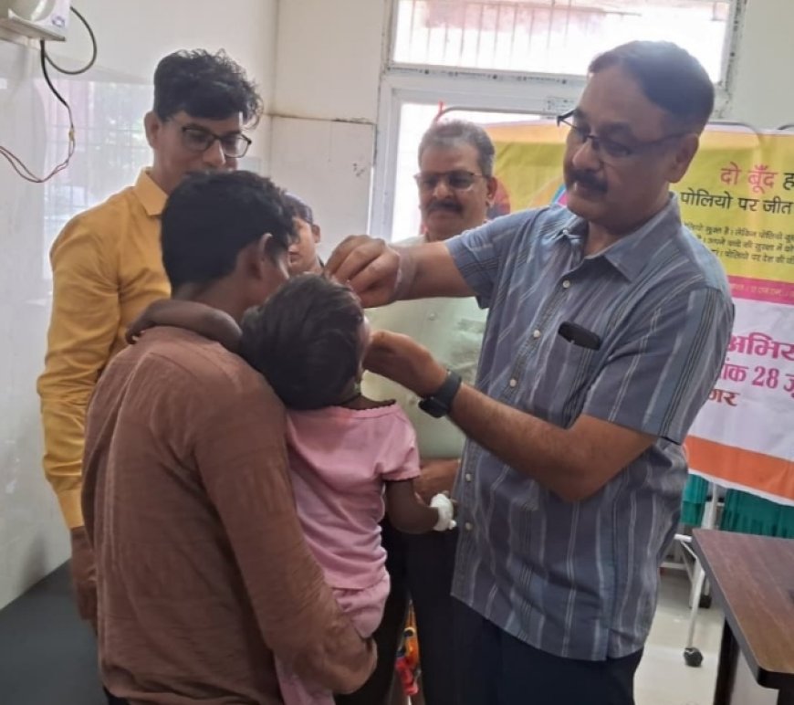 संतकबीरनगर डीएम नें बच्चों को पल्स पोलियो ड्रॉप पिलाकर पल्स पोलियो अभियान का किया शुभारंभ