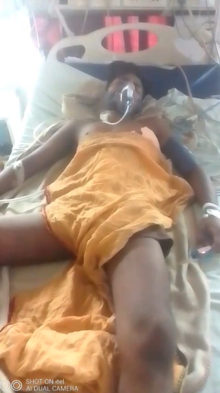 युवक ने चाकू से किया हमला, मेडिकल कॉलेज में चल रहा इलाज, महुली थाना क्षेत्र के रेवटा गांव का मामला 