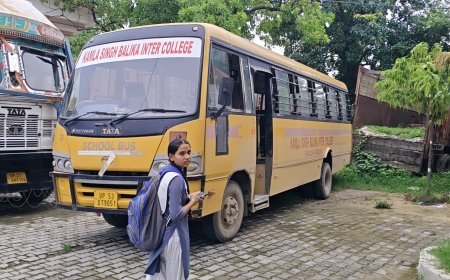 स्कूली बस ने बाइक को मारी ठोकर पिता, मां-बेटी घायल
