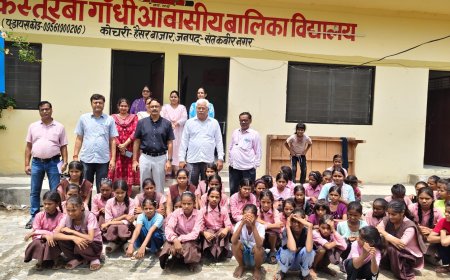 डीएम नें कस्तूरबा गांधी आवासीय बालिका विद्यालय कोचरी, हैंसर बाजार का किया औचक निरीक्षण