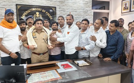 निवेश फ्राड़ के पीड़ितों नें एसपी संत कबीर नगर को अंगवस्त्र व स्मृति चिन्ह देकर किया सम्मानित
