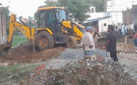 डीएम के आदेश पर महुली में जलनिकासी की समस्या पर चलाया बुल्डोजर, ग्रामीणों ने ली राहत की सास