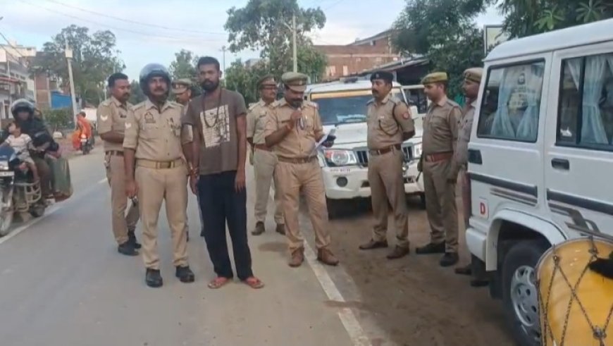 जिला बदर अभियुक्त को बैंड-बाजा के साथ जनपद की सीमा से किया गया बाहर