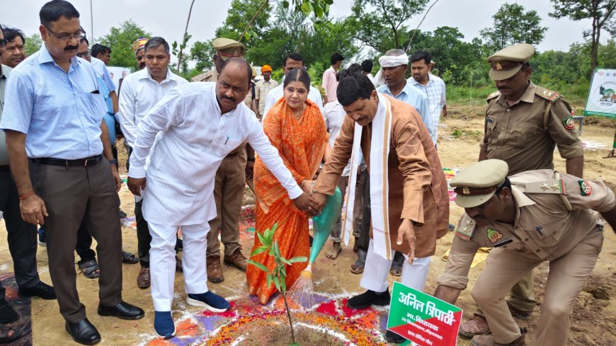 संतकबीरनगर  में  राज्य महिला आयोग ने वृक्ष लगाकर वृक्षारोपण महायज्ञ किया शुभारम्भ