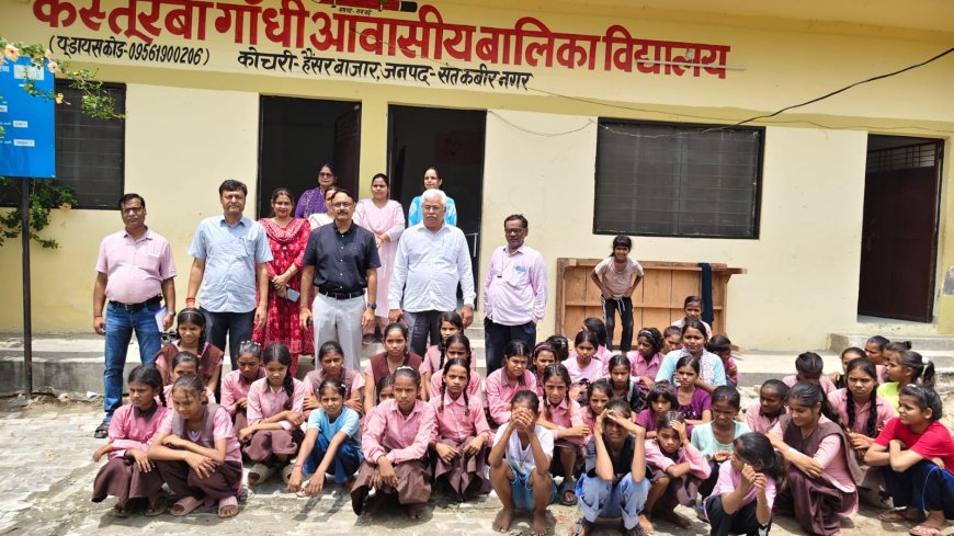 डीएम नें कस्तूरबा गांधी आवासीय बालिका विद्यालय कोचरी, हैंसर बाजार का किया औचक निरीक्षण