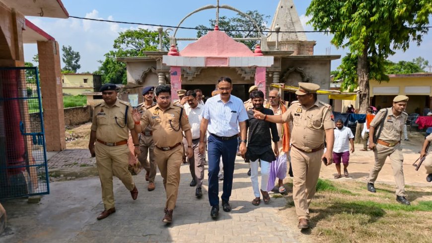 तामेश्वरनाथ मंदिर परिसर में शांति समिति की हुई बैठक; डीएम व एसपी सहित अधिकारियों ने किया पैदल गश्त