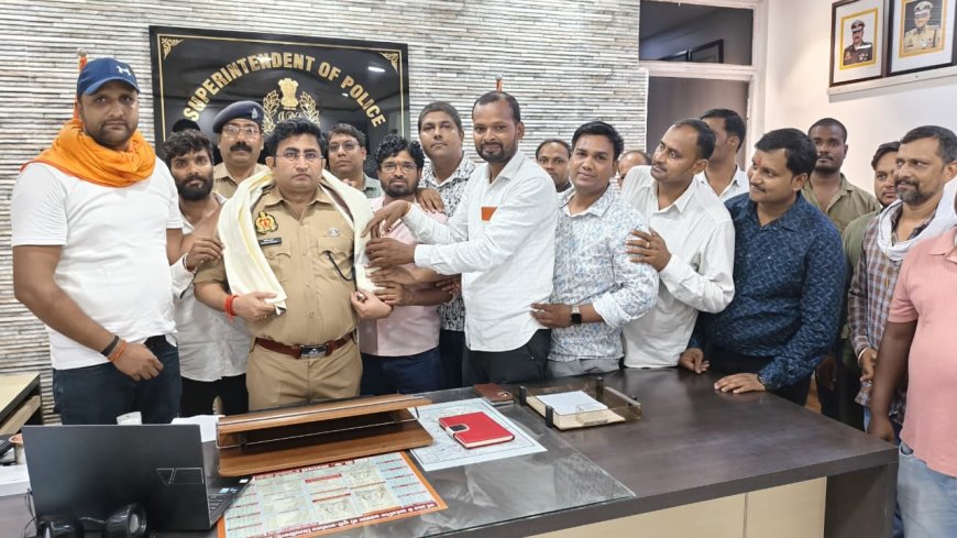 निवेश फ्राड़ के पीड़ितों नें एसपी संत कबीर नगर को अंगवस्त्र व स्मृति चिन्ह देकर किया सम्मानित