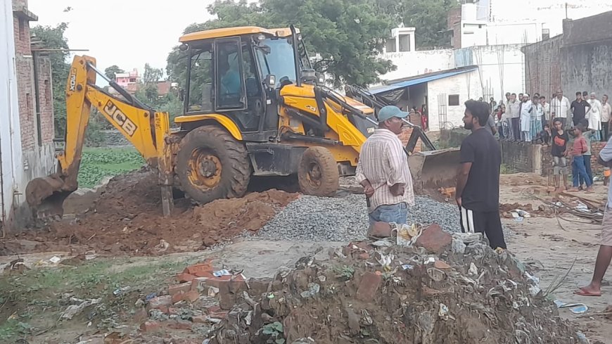 डीएम के आदेश पर महुली में जलनिकासी की समस्या पर चलाया बुल्डोजर, ग्रामीणों ने ली राहत की सास