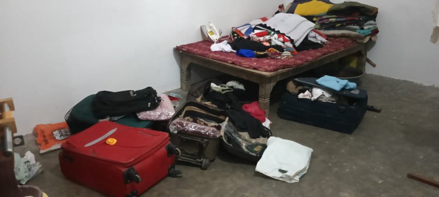 छत के रास्ते घर में घुसकर जेवरात व डेढ़ लाख नगदी चोरी