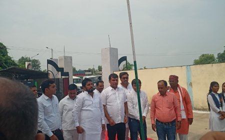 पूर्व विधायक जय चौबे ने एसआर इंटरनेशनल एकेडमी में किया ध्वजारोहण