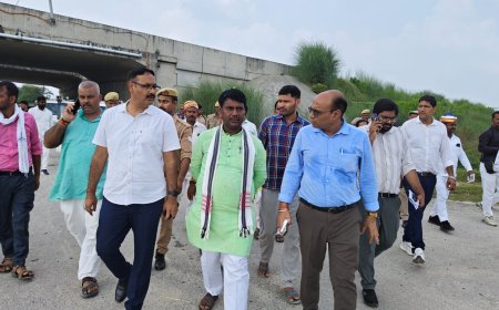 विधायक धनघटा व जिलाधिकारी नें बाढ़ से सुरक्षा के लिए तटबंध का किया निरीक्षण