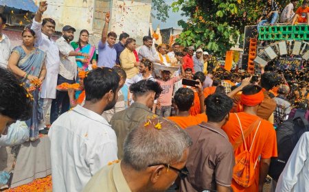अधिशासी अधिकारी सीमा राय ने कांवड़ियों पर किया पुष्पवर्षा 