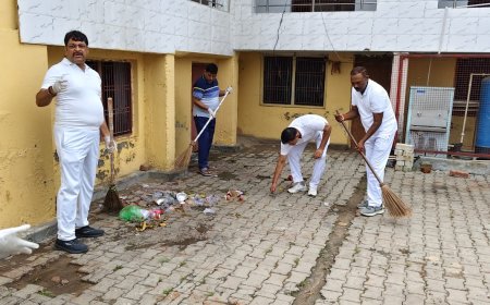 बखिरा थाना क्षेत्र के कोपिया शिवमंदिर व पोखरे की सफाई करते सीओ व थानाध्यक्ष 