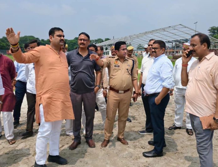 मुख्यमंत्री के आगमन को लेकर खलीलाबाद विधायक, डीएम व एसपी ने किया निरीक्षण