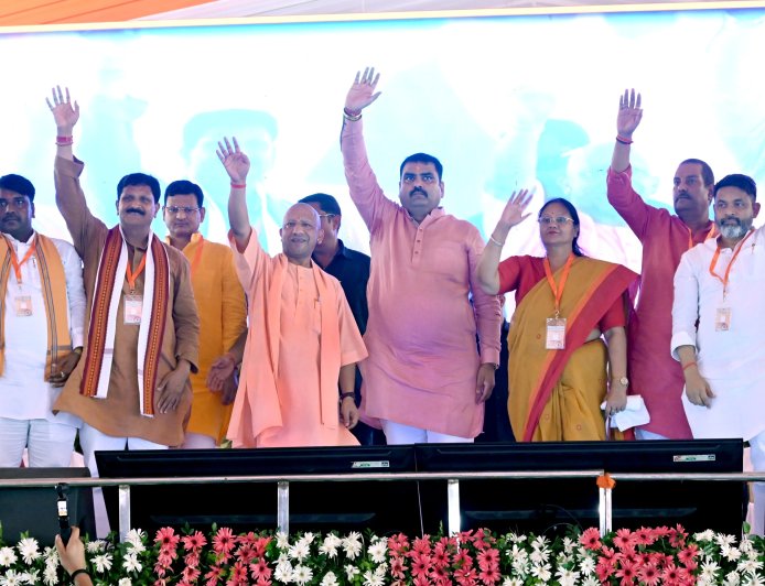 योगी आदित्यनाथ ने संत कबीर नगर में किया 684 करोड़ की 201 परियोजनाओ का लोकार्पण 