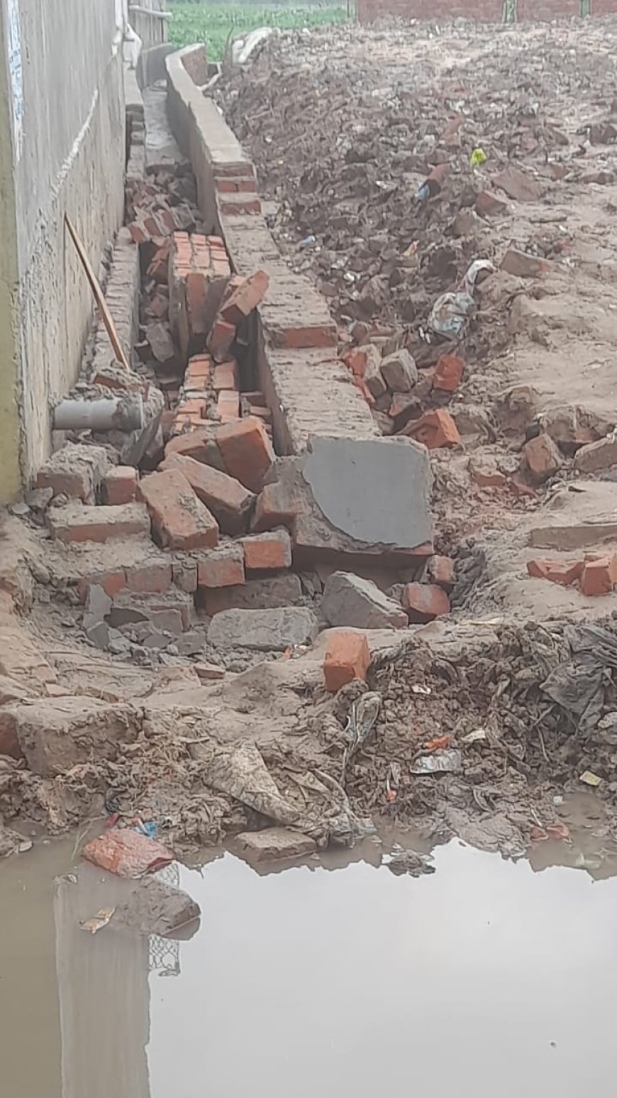 दबंगों ने सार्वजनिक नाला को किया क्षतिग्रस्त बढ़ा तनाव 