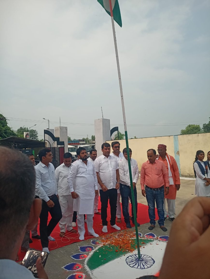 पूर्व विधायक जय चौबे ने एसआर इंटरनेशनल एकेडमी में किया ध्वजारोहण