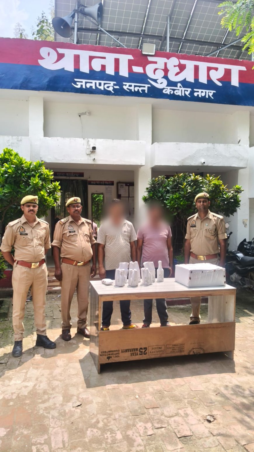 नकली शराब के साथ दो गिरफ्तार, 51 अदद बोतल शराब व 28,212 रुपया बरामद