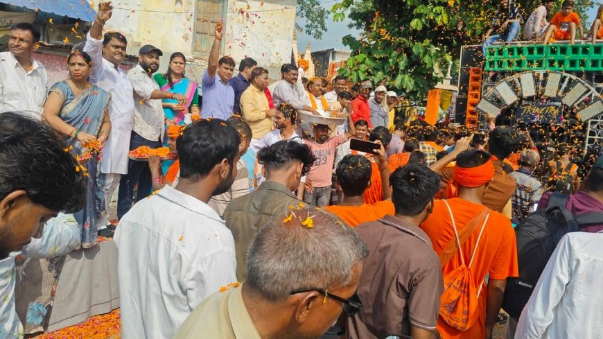 अधिशासी अधिकारी सीमा राय ने कांवड़ियों पर किया पुष्पवर्षा 