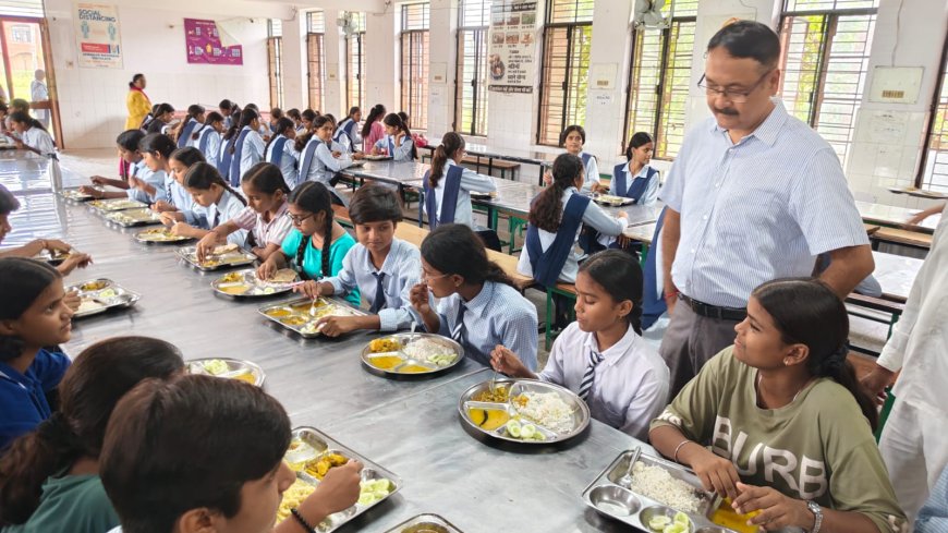 जिलाधिकारी नें जवाहर नवोदय विद्यालय हरिहरपुर का किया निरीक्षण 