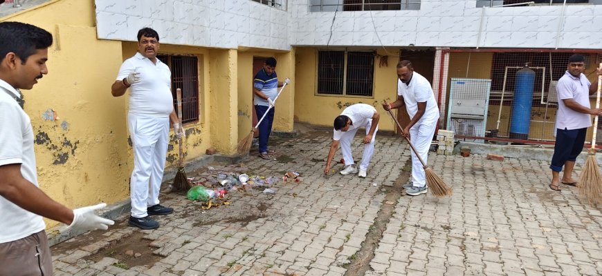 बखिरा थाना क्षेत्र के कोपिया शिवमंदिर व पोखरे की सफाई करते सीओ व थानाध्यक्ष 