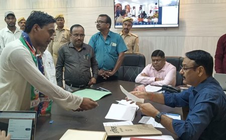 जर्जर सड़कों की मरम्मत की मांग को लेकर लोजपा ने ग्रामीणों संग संत कबीर नगर डीएम को सौंपा ज्ञापन