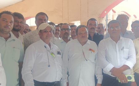 उप जिलाधिकारी मेहदावल’के खिलाफ अधिवक्ताओं ने किया जोरदार नारेबाजी