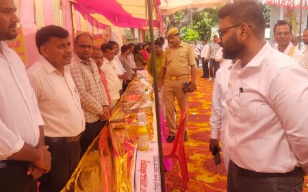 शिविर में पंचायत विभाग के स्टाल पर सफाईकर्मी को देख एसडीएम भड़के