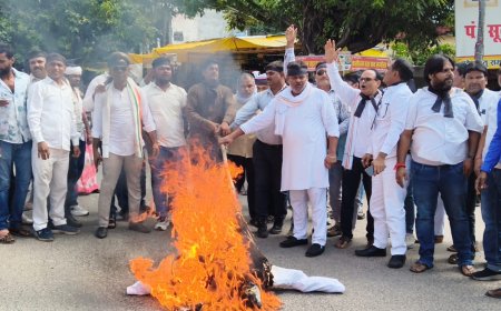 वोट चोरी के आरोपों को लेकर कांग्रेसियों ने फूंका मुख्य चुनाव आयुक्त का पुतला