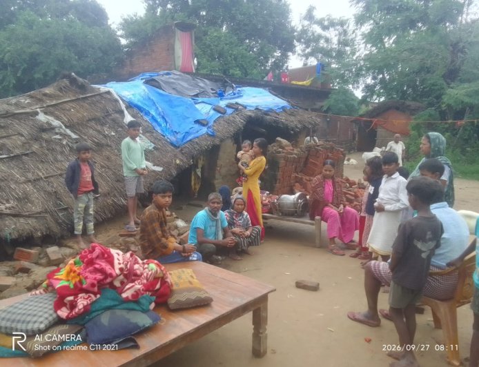 महुली थाना क्षेत्र में भारी बारिश और तेज हवा में रिहायशी छप्पर गिरा, मासूम समेत चार घायल 