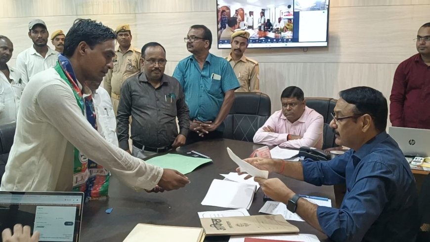 जर्जर सड़कों की मरम्मत की मांग को लेकर लोजपा ने ग्रामीणों संग संत कबीर नगर डीएम को सौंपा ज्ञापन