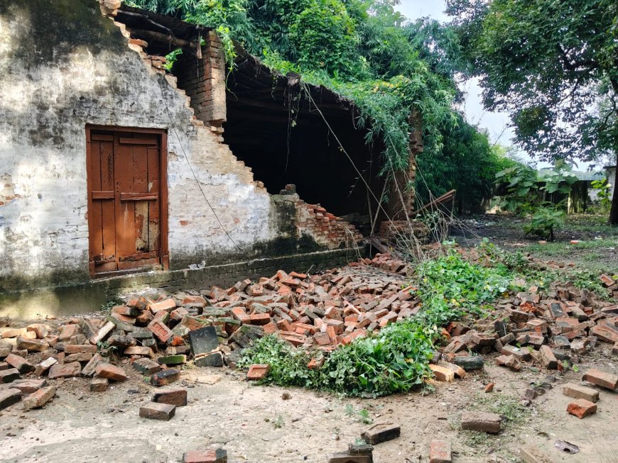 राष्ट्रीय इंटर कालेज बौरब्यास की दिवार गिरा, मलबे में दबा पड़ा जनप्रतिनिधियों के लाखों का अनुदान 