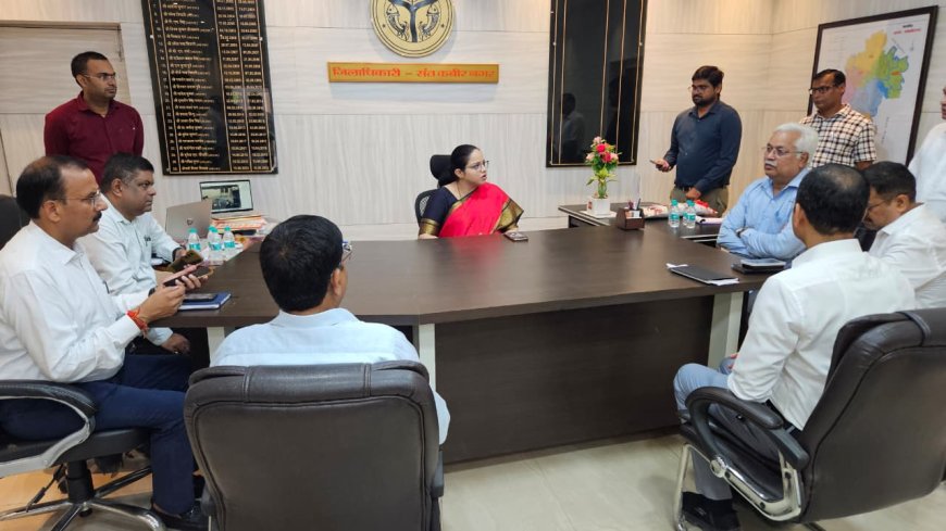 नये डीएम श्रीमती अनुज मलिक ने संतकबीरनगर जिलाधिकारी के पद पर किया कार्यभार ग्रहण