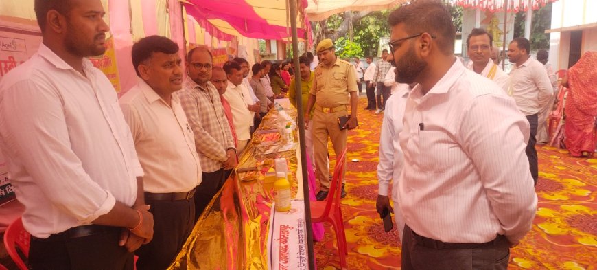 शिविर में पंचायत विभाग के स्टाल पर सफाईकर्मी को देख एसडीएम भड़के