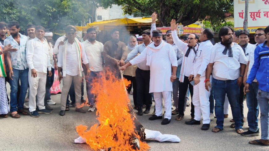 वोट चोरी के आरोपों को लेकर कांग्रेसियों ने फूंका मुख्य चुनाव आयुक्त का पुतला