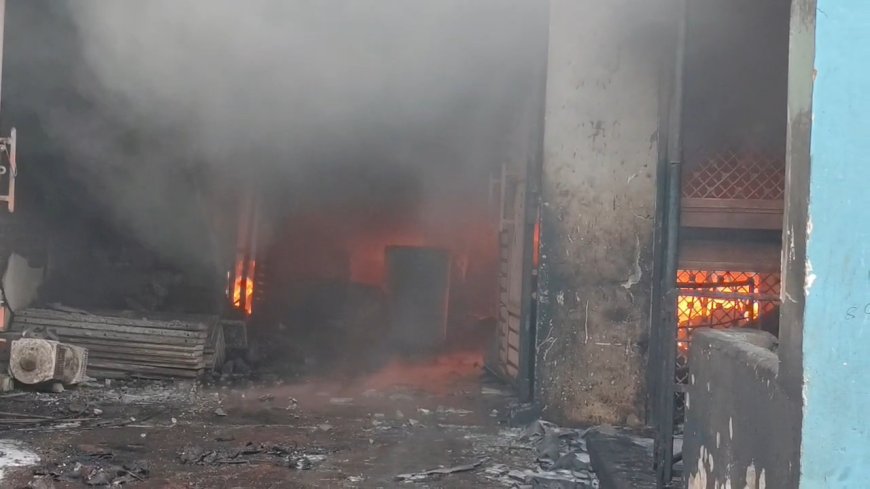 मोहनलालपुर में तारपीन के तेल के गोदाम में भीषण आग, दूर तक दिखीं लपटें